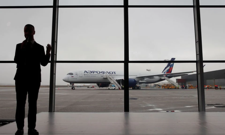 Chiếc máy bay Airbus A350-900 của hãng hàng không Nga Aeroflot tại sân bay quốc tế Sheremetyevo, ngoại ô Moskva, hồi tháng 3/2020. Ảnh: Reuters.