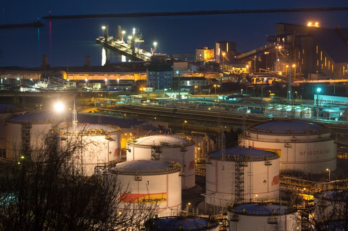 Các bồn chứa dầu tại Tuapse (Nga). Ảnh: Bloomberg