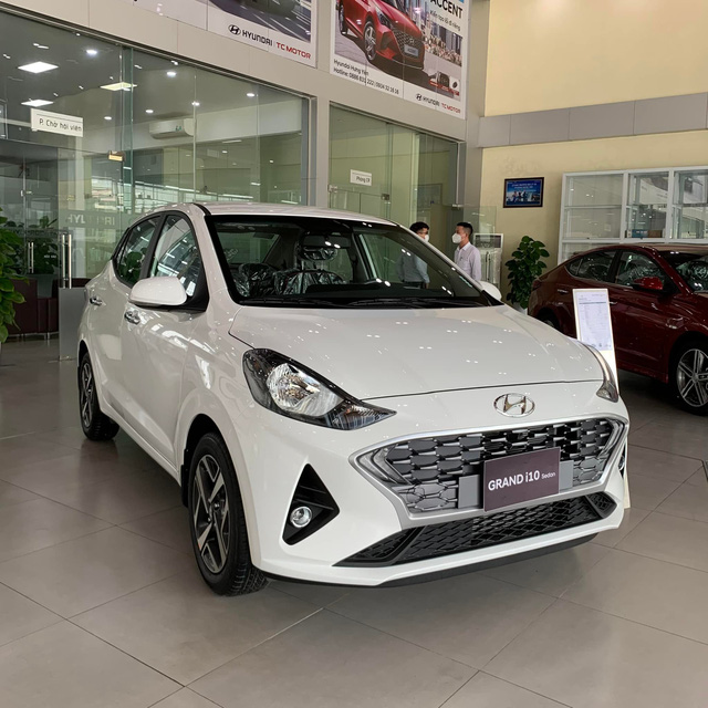 Hyundai Grand i10 giảm giá kỷ lục 50 triệu đồng tại đại lý: Giá thấp nhất 330 triệu đồng, món hời cho khách đang cân nhắc xe hạng A - Ảnh 1.