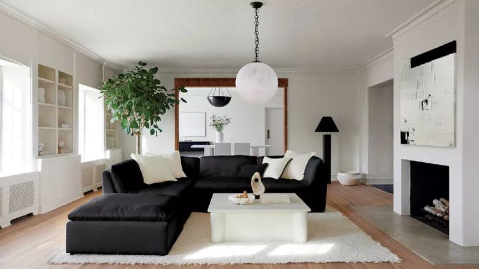 Màu trắng chiếm 70% và đen chiếm 30% trong thiết kế phòng khách. Ảnh: Kara Mann