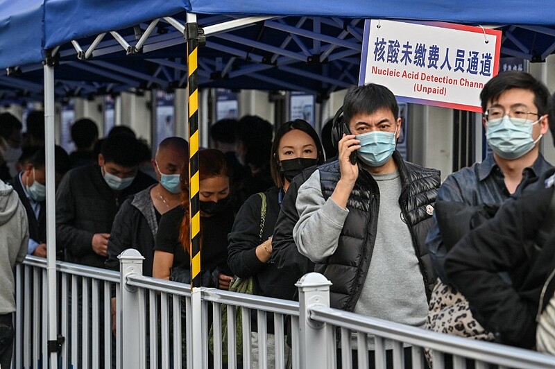 Người dân xếp hàng chờ xét nghiệm Covid-19 ở Thượng Hải, Trung Quốc hôm 11/3. Ảnh: AFP.