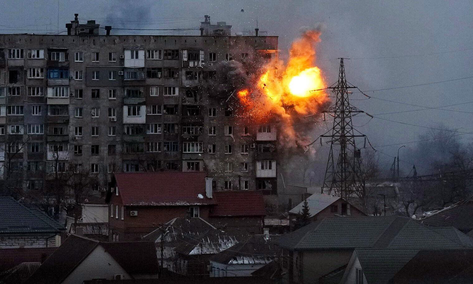 Một vụ nổ ở tòa chung cư tại Mariupol, Ukraine hôm 11/3. Ảnh: AP.