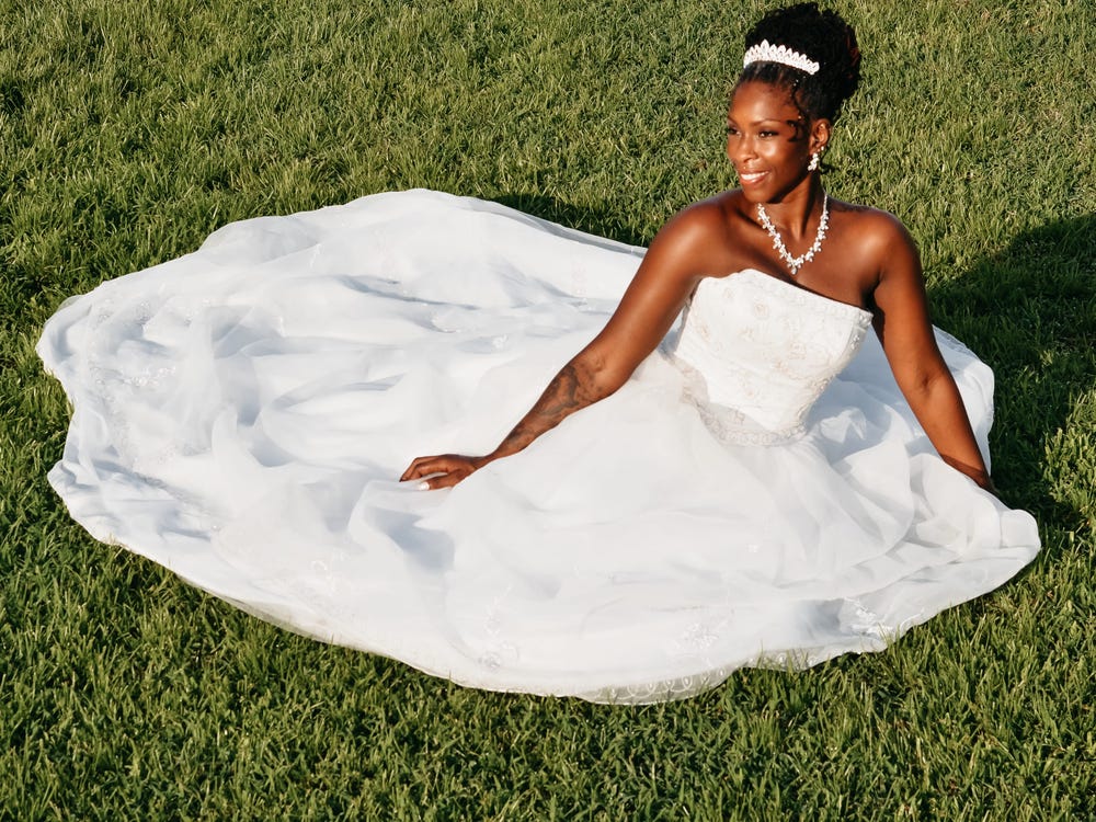 Nneka Carter ở Florida mặc váy cưới chụp hình, sau hôn lễ với 40 quan khách. Ảnh: Insider