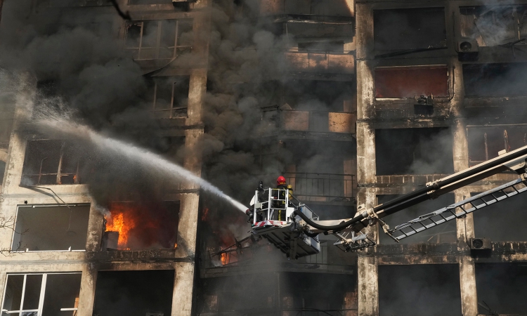 Lính cứu hỏa dập tắt đám cháy tại một tòa chung cư bị pháo kích ở Kiev, Ukraine, hôm nay. Ảnh: AP.