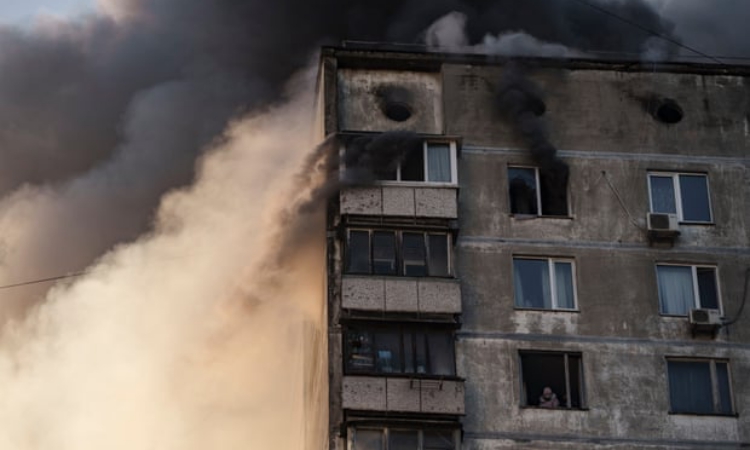 Khói lửa bốc lên từ một tòa nhà bị tấn công ở Kiev, Ukraine, hôm nay. Ảnh: AP.