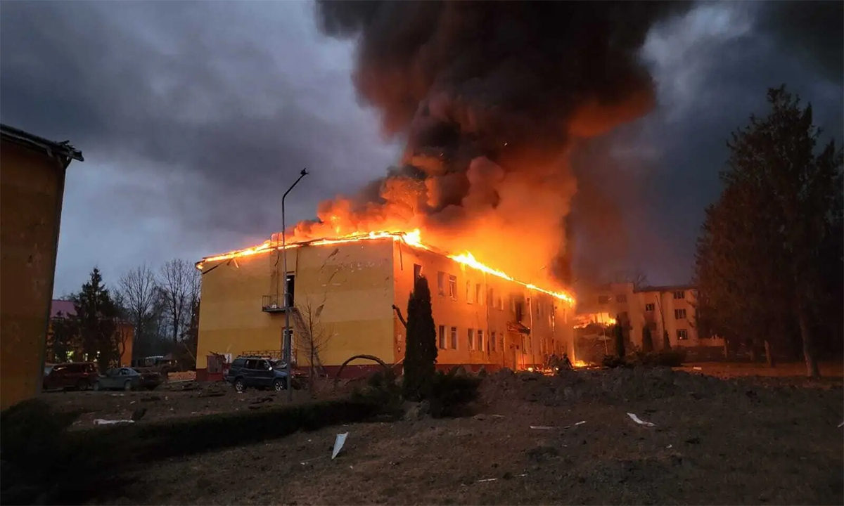 Tòa nhà tại căn cứ của Ukraine gần Lviv bốc cháy sau khi trúng tên lửa Nga ngày 13/3. Ảnh: NY Times.
