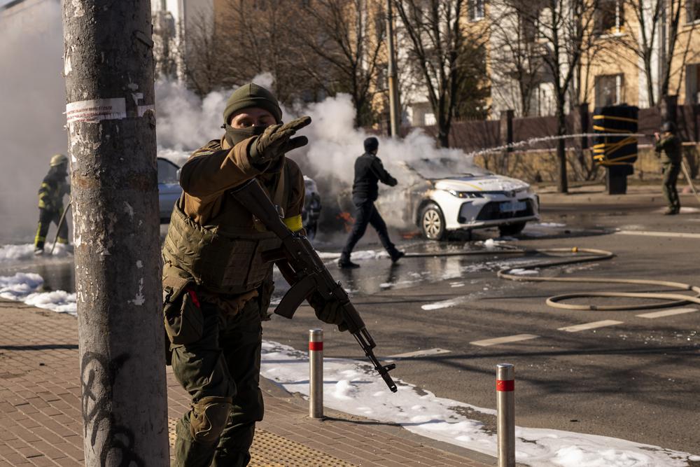 Lực lượng vũ trang Ukraine chuẩn bị điểm phòng thủ trước một doanh trại ở Kiev ngày 26/2. Ảnh: AP.