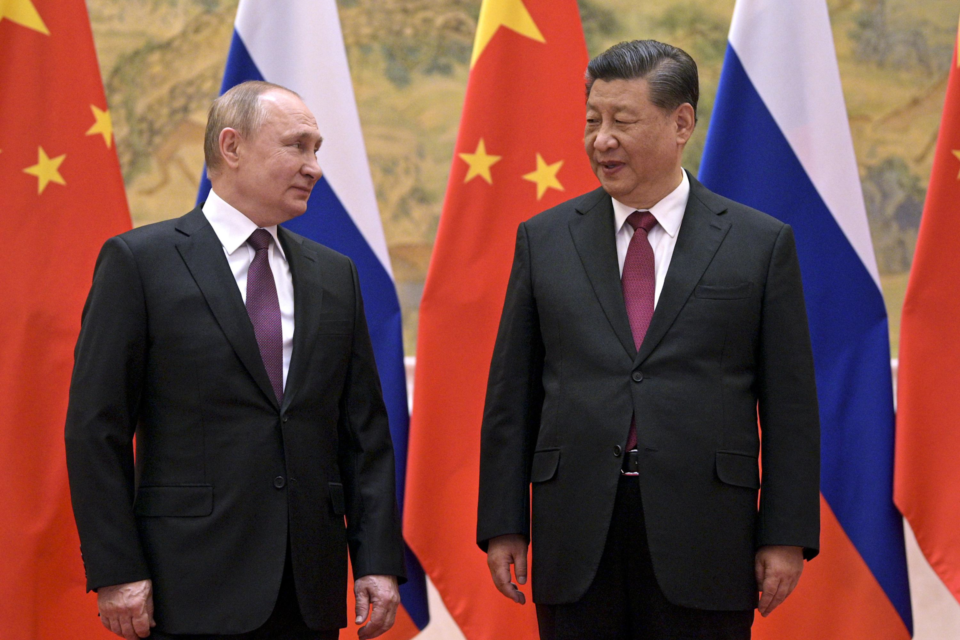 Tổng thống Nga Vladimir Putin (trái) và Chủ tịch Trung Quốc Tập Cận Bình tại Bắc Kinh hôm 4/2. Ảnh: AFP.