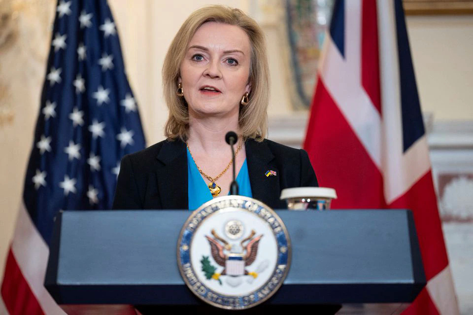 Ngoại trưởng Anh Liz Truss trả lời họp báo ngày 9/3 trong chuyến công tác tại Washington, Mỹ. Ảnh: Reuters.