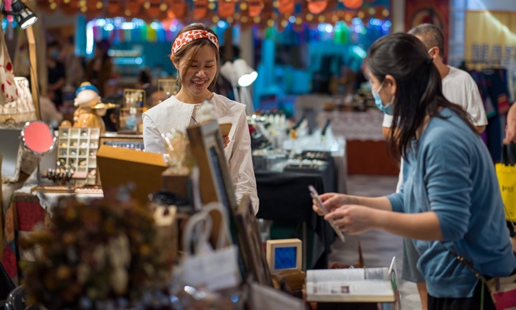 Những phụ nữ kinh doanh tại khu chợ Mafa Bazaar ở Quảng Đông, Trung Quốc. Ảnh: SCMP.
