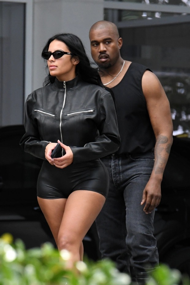 Rapper Kanye West và bạn gái mới Chaney Jones trên đường phố Miami hôm 3/3. Ảnh: Mega