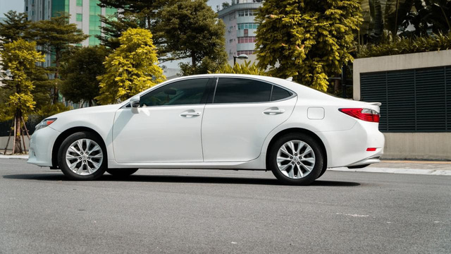 Sau hơn 72.000km, Lexus ES phiên bản tiết kiệm nhiên liệu có giá rẻ hơn cả Toyota Camry thế hệ mới - Ảnh 5.