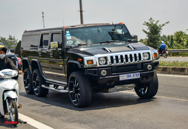 Khủng long Hummer H2 độ 6 bánh tại Việt Nam: Kích thước khổng lồ, ngốn 24,5 lít/100km trong đô thị, đầy bình hết gần 3,7 triệu đồng - Ảnh 1.