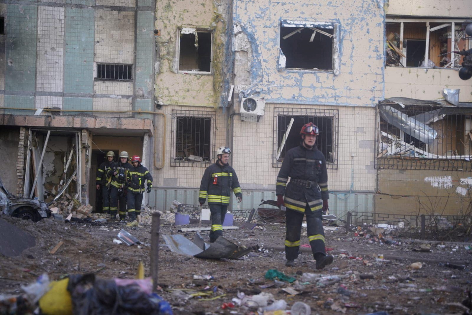 Nhân viên cứu hộ tại một tòa nhà bị trúng không kích ở Kiev ngày 20/3. Ảnh: Reuters.