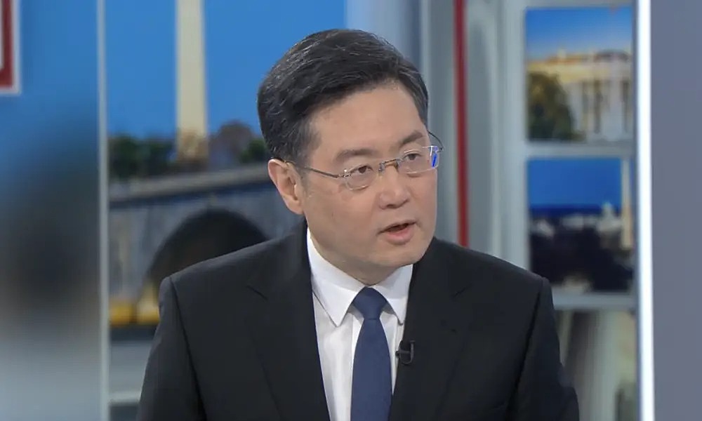 Đại sứ Trung Quốc tại Mỹ Tần Cương trả lời phỏng vấn kênh CBS hôm 20/3. Ảnh: CBS