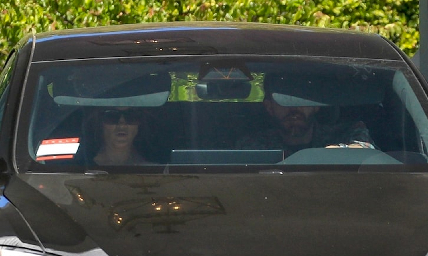 Jennifer Lopez (trái) và Ben Affleck đến kiểm tra căn biệt thự mới mua ở Bel Air. Ảnh: Backgrid