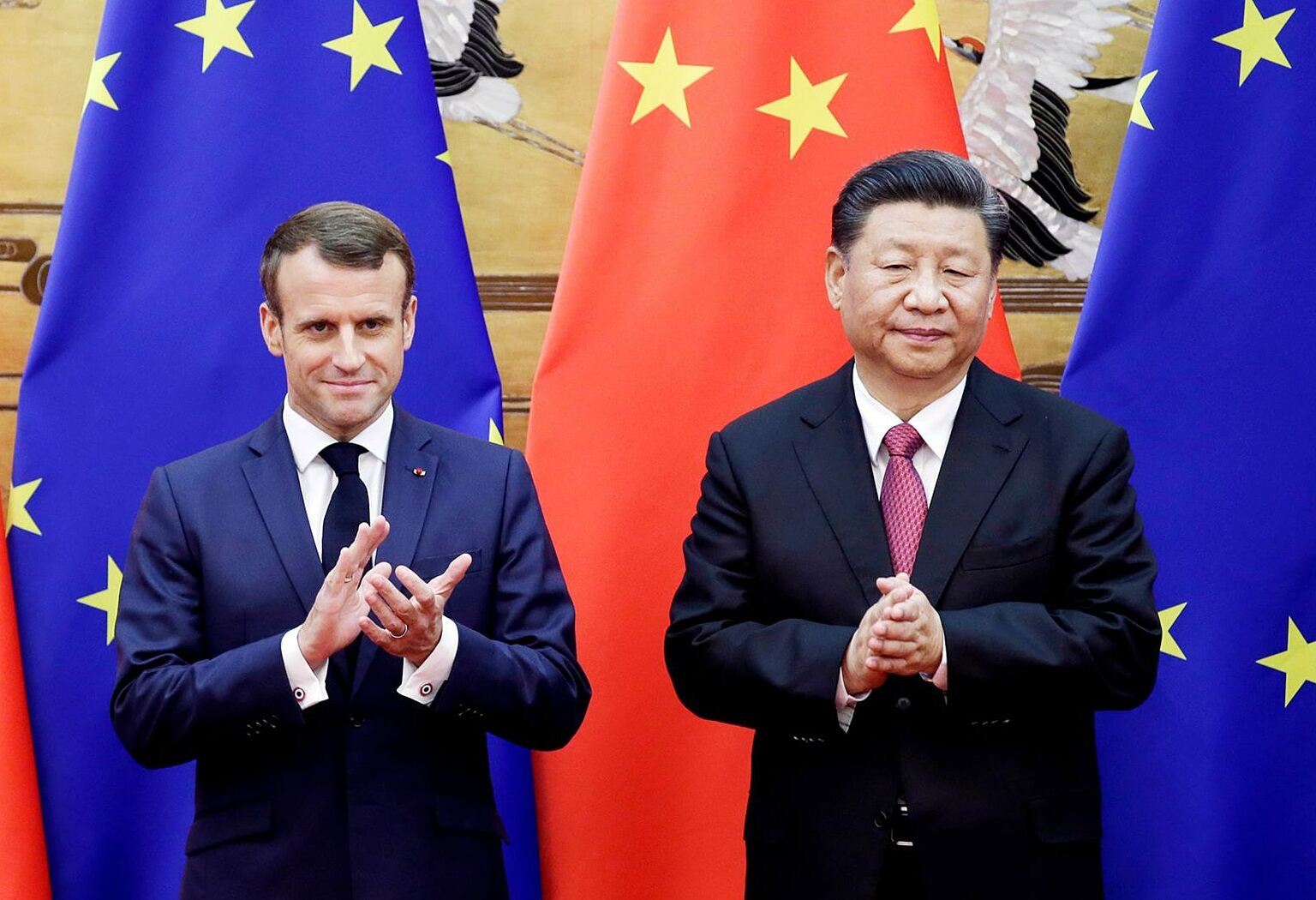 Tổng thống Pháp Emmanuel Macron (trái) và Chủ tịch Trung Quốc Tập Cận Bình trong cuộc gặp ở Bắc Kinh năm 2019. Ảnh: Reuters.