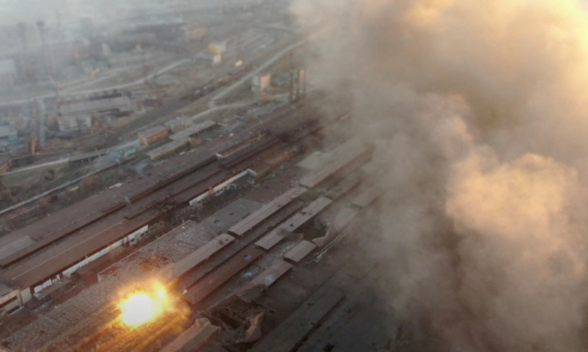 Khói lửa bốc lên từ một khu công nghiệp ở Mariupol, Ukraine, trong ảnh công bố ngày 22/3. Ảnh: Reuters.