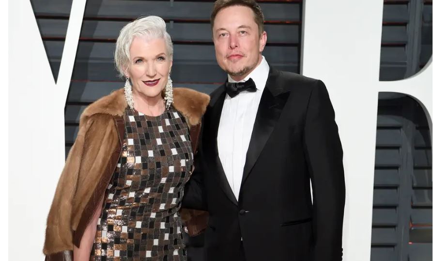 Tỷ phú Elon Musk và mẹ tại một sự kiện thời trang của bà, tháng 1/2020. Ảnh: Money.com