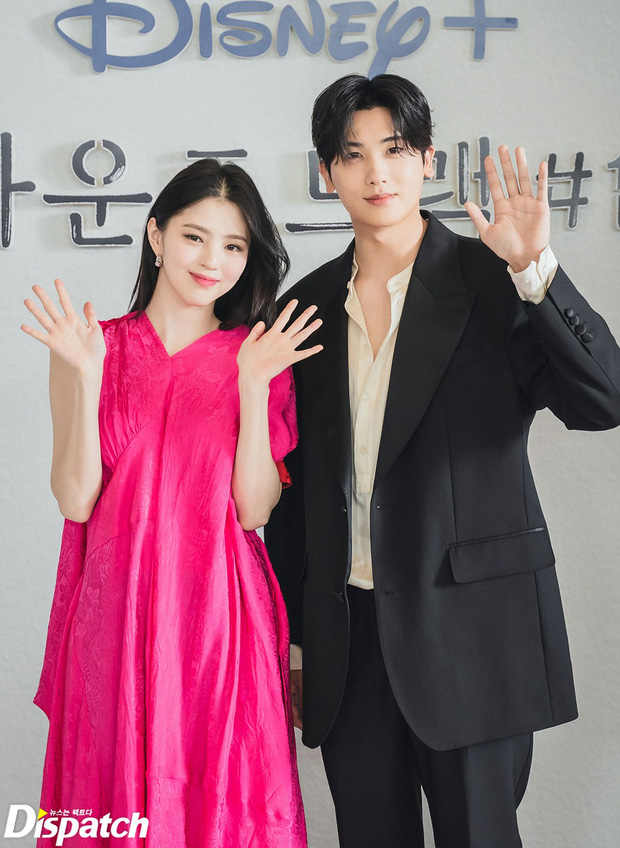 Họp báo hot nhất hôm nay: Tiểu tam Han So Hee đẹp cân cả váy hồng chóe, cùng tài tử The Heirs tạo combo visual đỉnh cao - Ảnh 8.