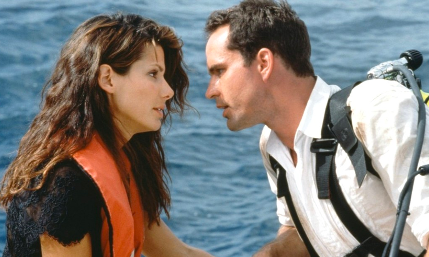Sandra Bullock (trái) trong Speed 2. Ảnh: 20th Century Fox