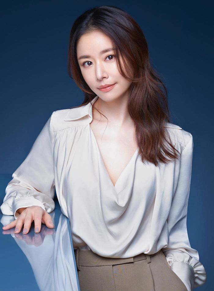 Người đẹp chuộng phối áo lụa với quần Âu, tạo sự thanh lịch, nền nã.