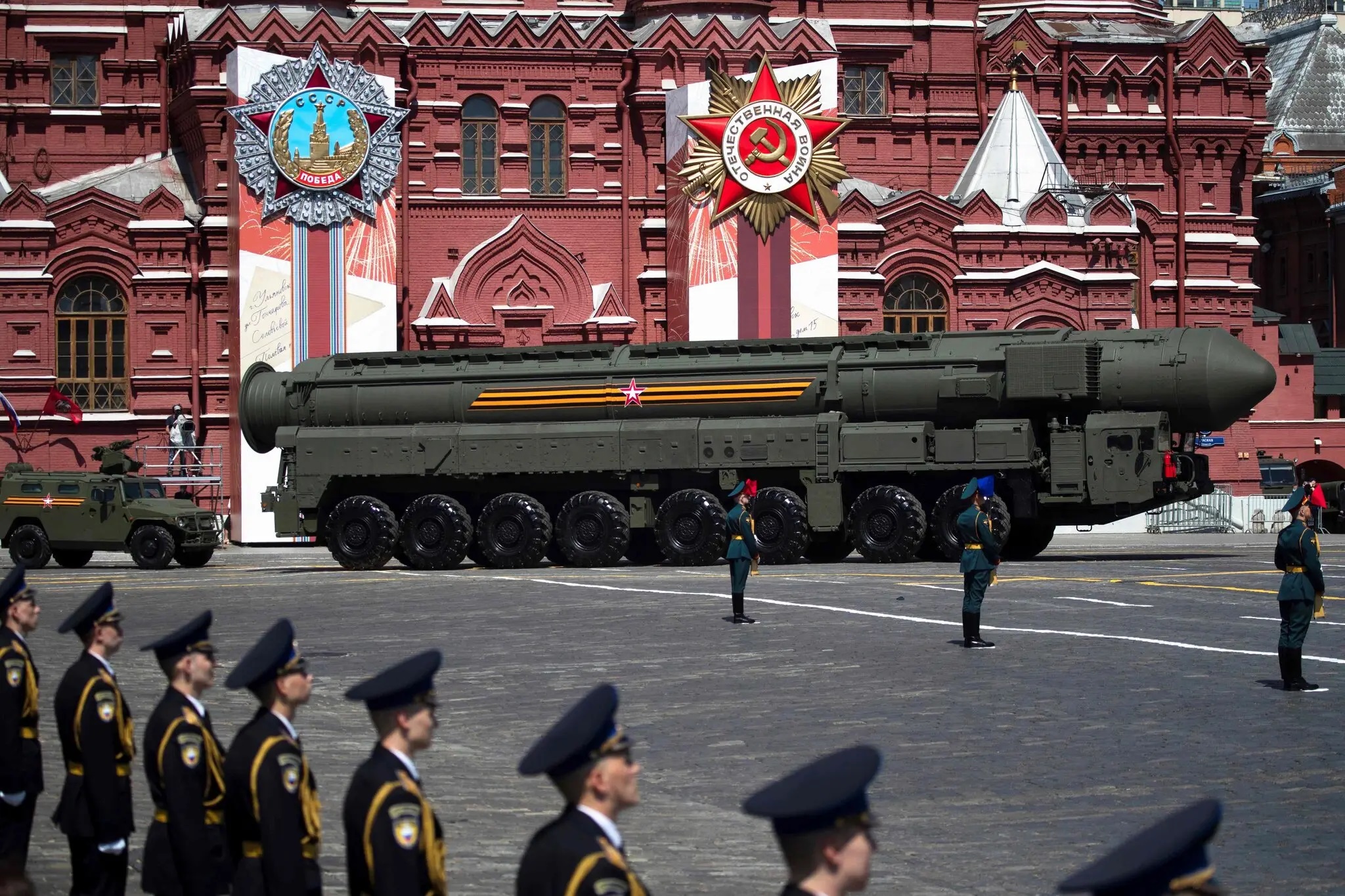 Hệ thống tên lửa đạn đạo RS-24 Yars trong lễ duyệt binh tại quảng trường Đỏ ở Moskva, Nga năm 2020. Ảnh: NY Times.