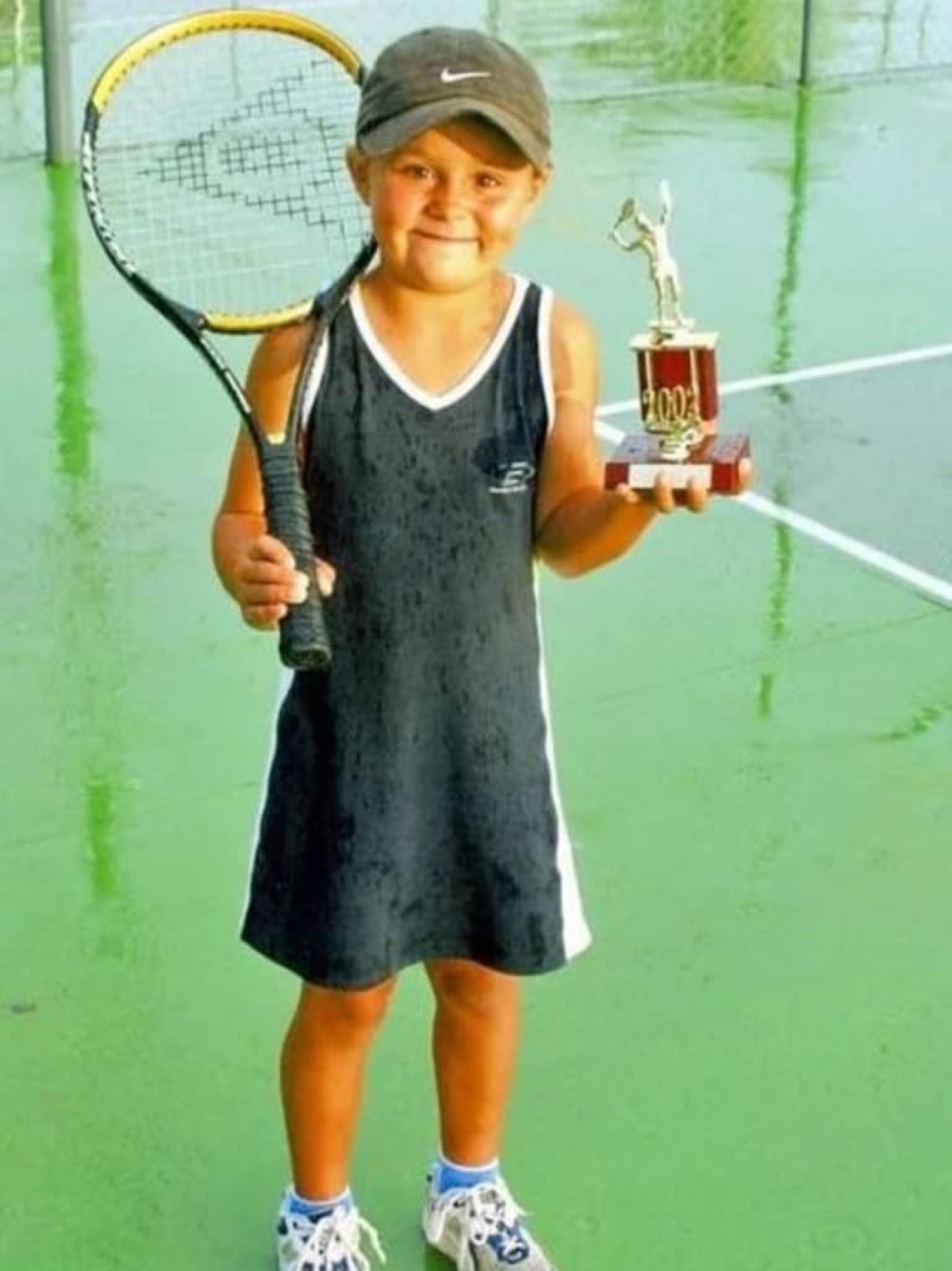 Ashleigh Barty dành được chiếc cup đầu tiên trong môn quần vợt năm 2002. (Nguồn: FortyDeuceTwits)