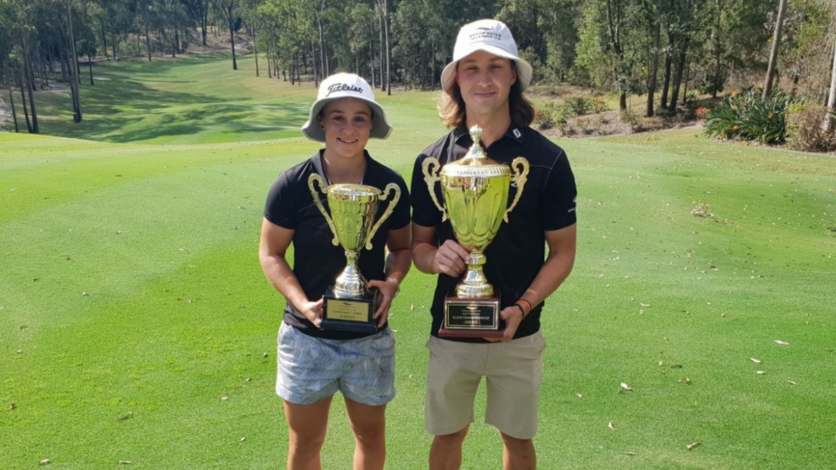 Ashleigh Barty (trái) dành chiến thắng trong một giải đấu golf. (Nguồn: Ash Barty)