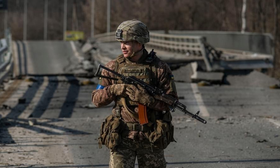 Binh sĩ Ukraine tại thành phố Makariv hôm 22/3. Ảnh: Reuters.