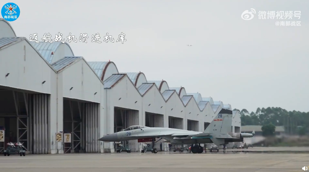 Một chiếc tiêm kích J-11B của Trung Quốc trở về nhà chứa máy bay sau đợt diễn tập ở Biển Đông trong tháng này. Ảnh: PLA.