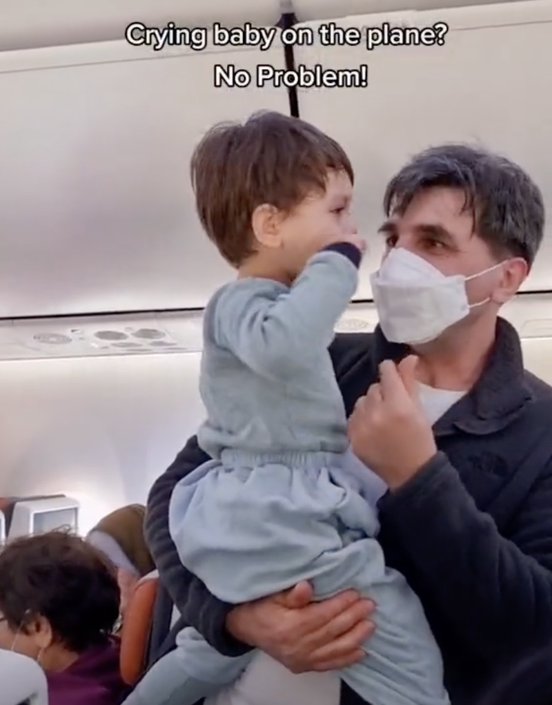 Cậu bé 4 tuổi ngừng khóc khi được các hành khách trên máy bay hát bài Baby shark. Ảnh chụp màn hình
