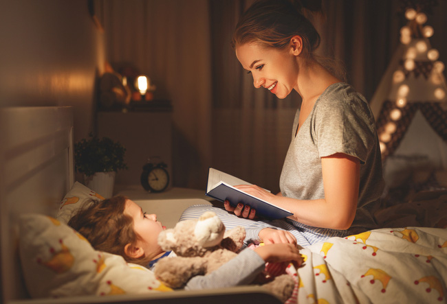 Bé 2 tuổi được mẹ đọc truyện trước khi đi ngủ suốt 2 năm, 3 thay đổi sau đó khiến ai cũng ngỡ ngàng - Ảnh 3.