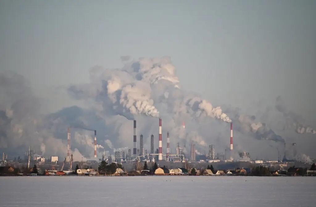 Nhà máy lọc dầu của Gazprom Neft tại Omsk (Nga). Ảnh: Reuters