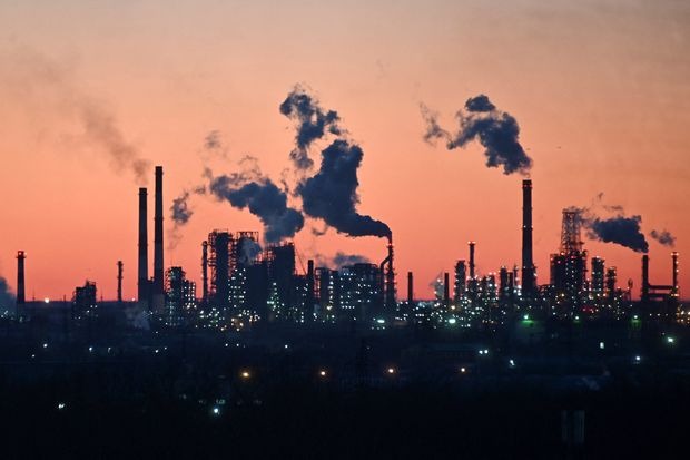 Một nhà máy lọc dầu ở Omsk, Nga. Ảnh: Reuters