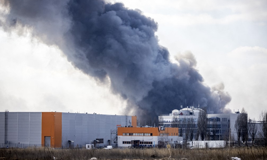 Cột khói bốc lên từ một nhà kho bị Nga pháo kích ở thủ đô Kiev của Ukraine hôm 24/3. Ảnh: AFP.
