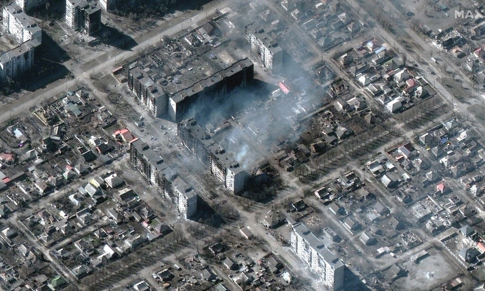 Ảnh vệ tinh cho thấy khói bốc lên từ một khu chung cư ở Mariupol, Ukraine, hôm 22/3. Ảnh: Maxar.