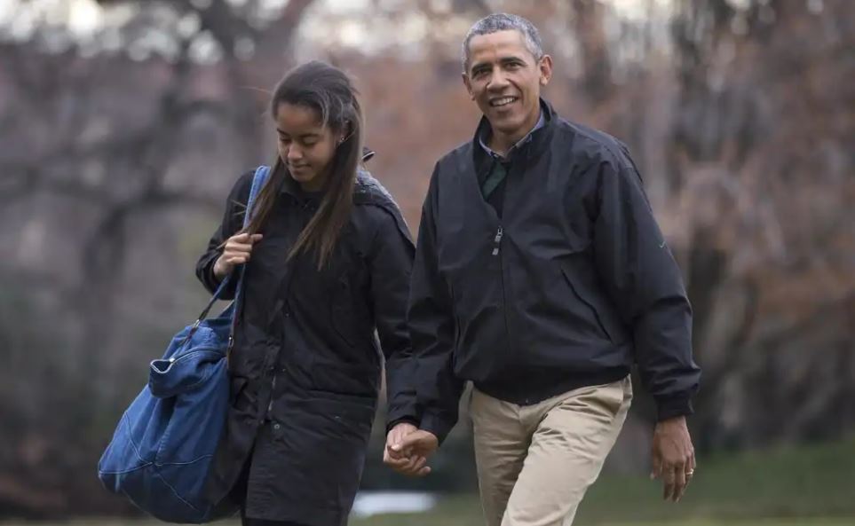 Ông Barack Obama đưa con gái Malia đến trường, năm 2015. Ảnh: Evening Standard.