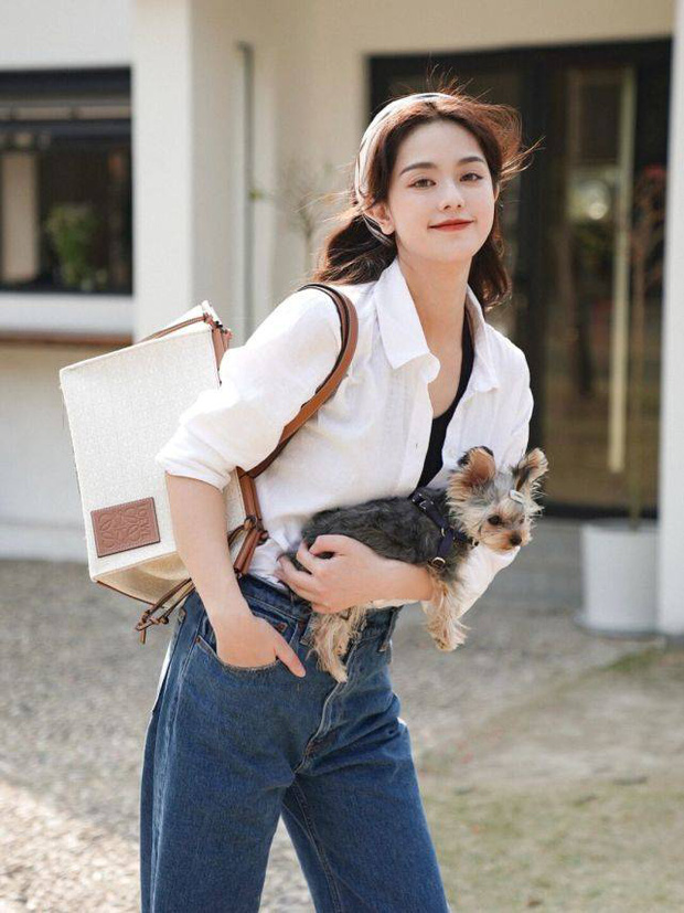 Sơ mi trắng: Chiếc áo vi diệu nhất tủ đồ Hè, cứ diện lên là thon thả, cứ mix đồ là đẹp mê ly - Ảnh 3. Sơ mi trắng: Chiếc áo vi diệu nhất tủ đồ Hè, cứ diện lên là thon thả, cứ mix đồ là đẹp mê ly - Ảnh 3.