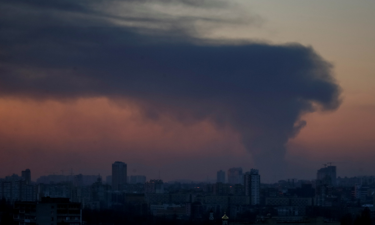 Cột khói bốc lên sau một cuộc pháo kích nhằm vào thủ đô Kiev của Ukraine hôm 25/3. Ảnh: Reuters.