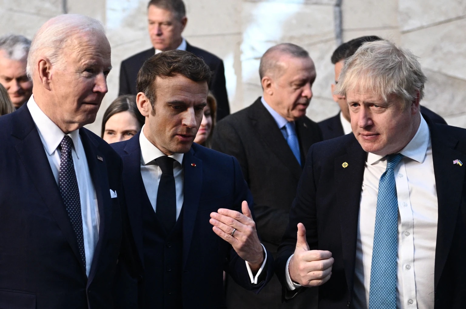 Tổng thống Mỹ Joe Biden, Tổng thống Pháp Emmanuel Macron và Thủ tướng Anh Boris Johnson, từ trái qua phải, tại trụ sở NATO ở Brussels, Bỉ hôm 24/3. Ảnh: AFP.