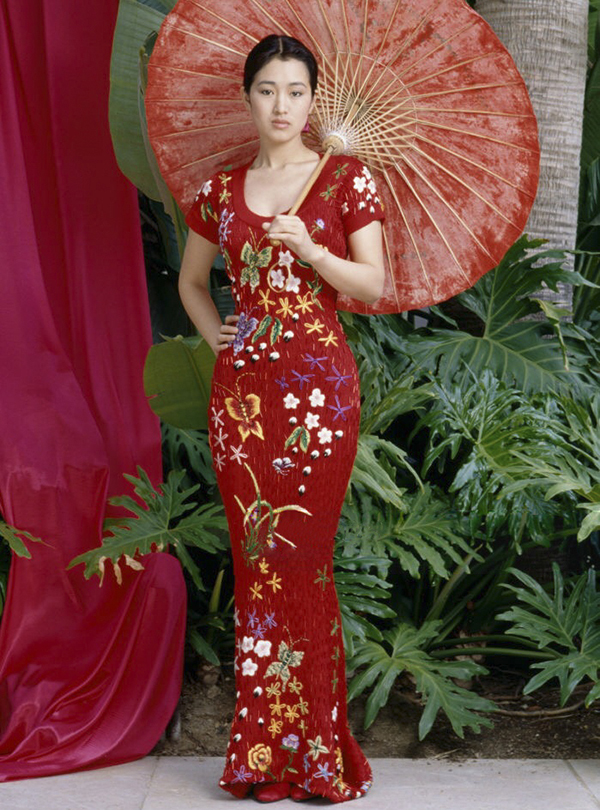 Nữ diễn viên năm 1992, khi chụp ảnh quảng bá phim Đèn lồng đỏ treo cao.