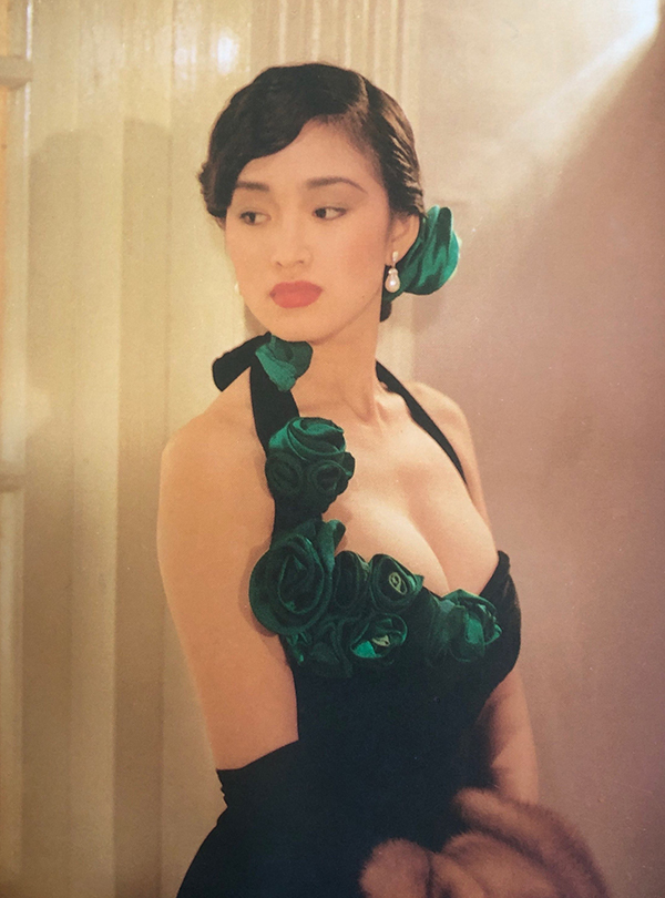 Diễn viên trong sách ảnh Ngũ sắc Củng Lợi, thực hiện năm 1991. Ảnh: Gan Guoliang