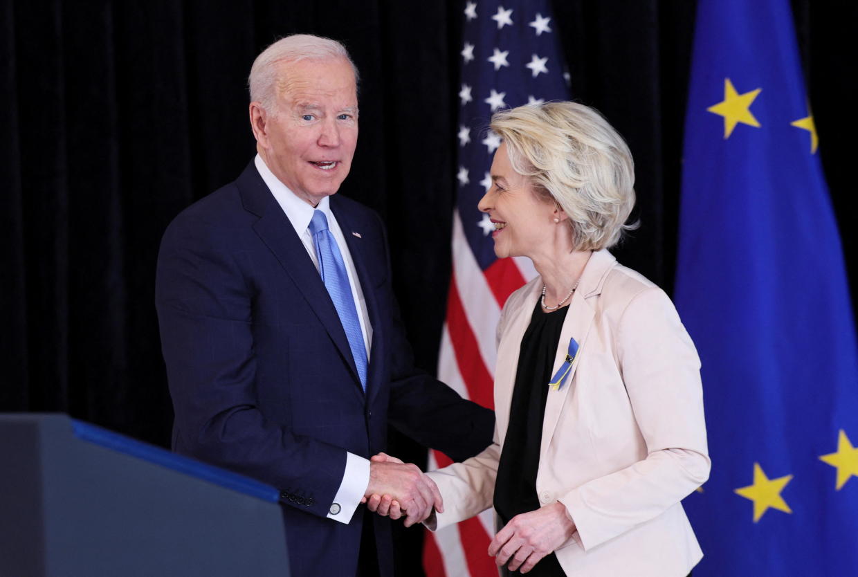 Tổng thống Mỹ Joe Biden (trái) và Chủ tịch Ủy ban châu Âu Ursula von der Leyen tại buổi họp báo chung ở Brussels, Bỉ hôm 25/3. Ảnh: Reuters.