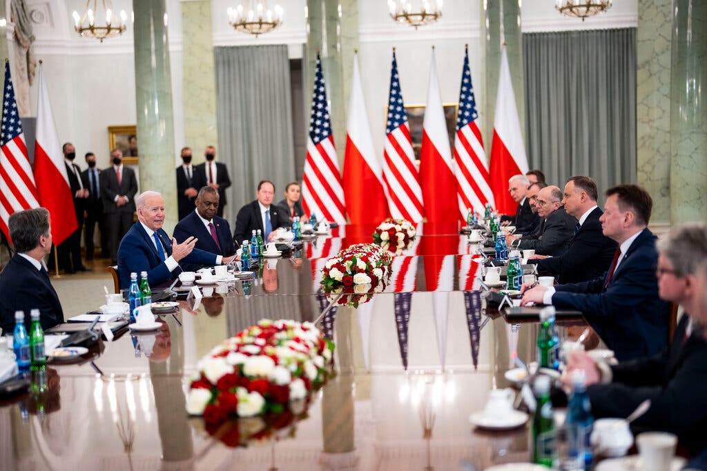 Tổng thống Mỹ Joe Biden (ngồi giữa hàng bên trái) hội đàm với Tổng thống Ba Lan Andrzej Duda tại Warsaw ngày 26/3. Ảnh: NY Times.