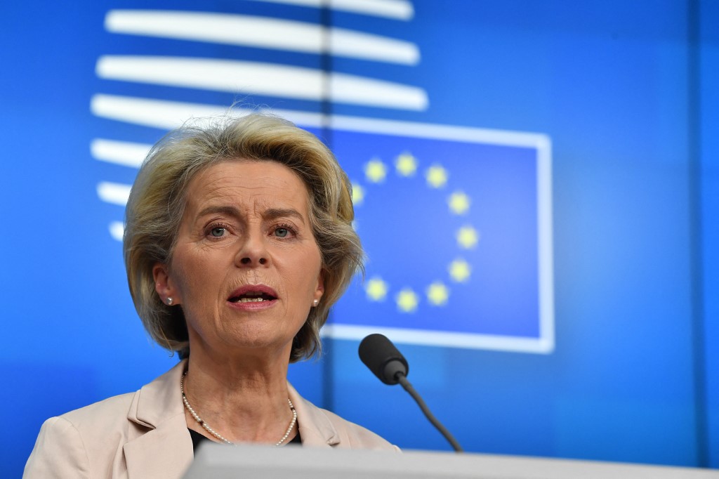 Chủ tịch Ủy ban châu Âu Ursula von der Leyen phát biểu trong cuộc họp báo ngày thứ hai hội nghị thượng đỉnh Liên minh châu Âu tại Brussels, Bỉ, ngày 25/3. Ảnh: AFP