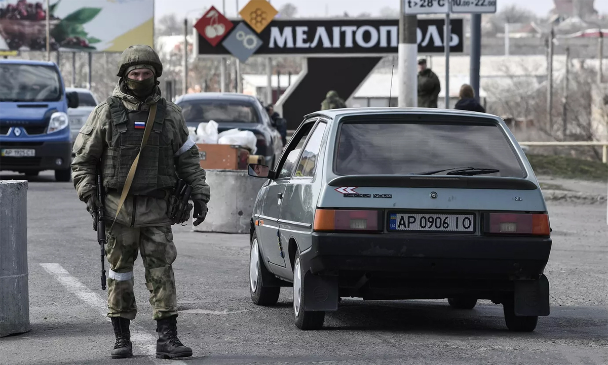 Quân nhân Nga tại một chốt kiểm soát ở thành phố Melitopol, miền nam Ukraine ngày 27/3. Ảnh: RIA Novosti.