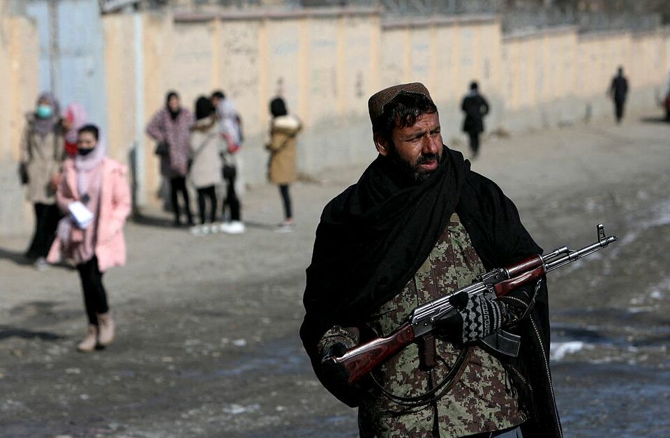 Một thành viên Taliban đứng gác trên đường phố ở Kabul, Afghanistan tháng 12/2021. Ảnh: Reuters.