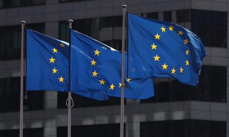 Cờ EU bên ngoài trụ sở ở Brussels, Bỉ, hồi tháng 4/2019. Ảnh: Reuters.