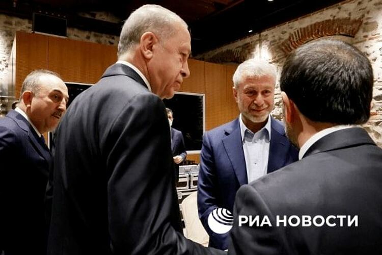 Abramovich (tóc trắng) gặp Tổng thống Thổ Nhĩ Kỳ Recep Tayyip Erdogan (giữa) trước cuộc đàm phán ở Istanbul hôm nay. Ảnh: RIA.